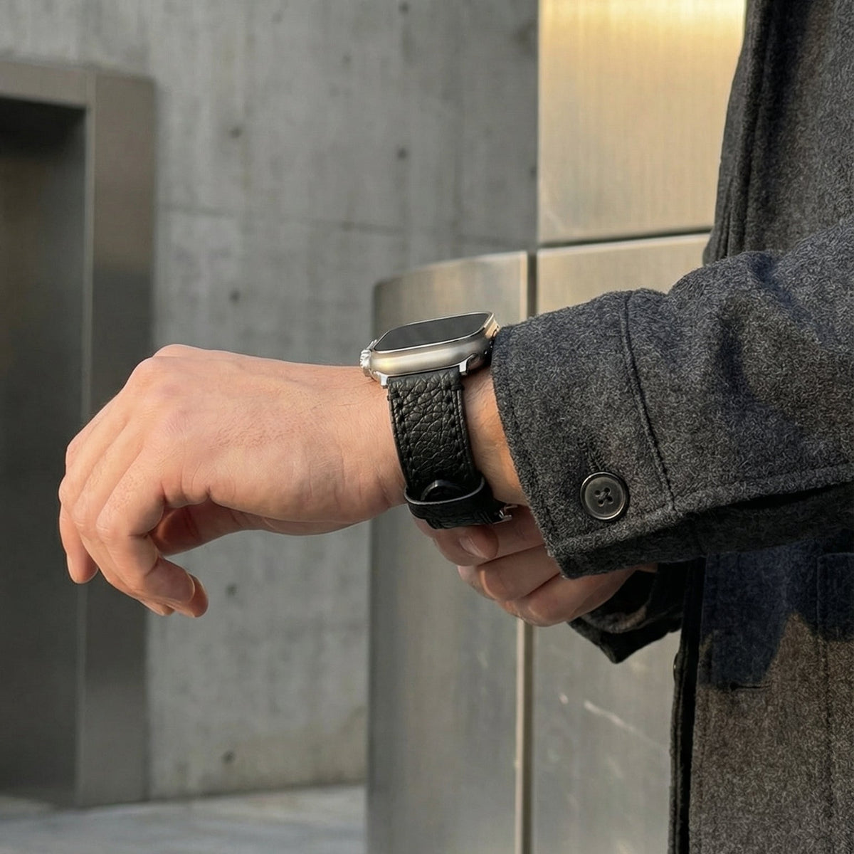 Bracelet Apple Watch en cuir véritable texturé, coutures apparentes, boucle acier inoxydable, modèle Claudio