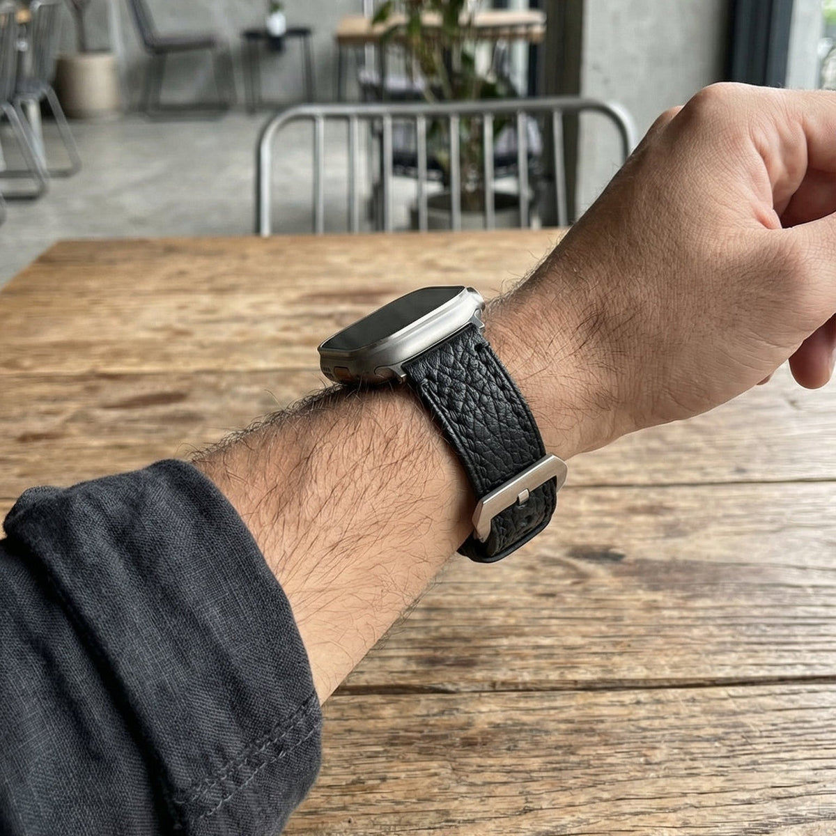 Bracelet Apple Watch en cuir véritable texturé, coutures apparentes, boucle acier inoxydable, modèle Claudio