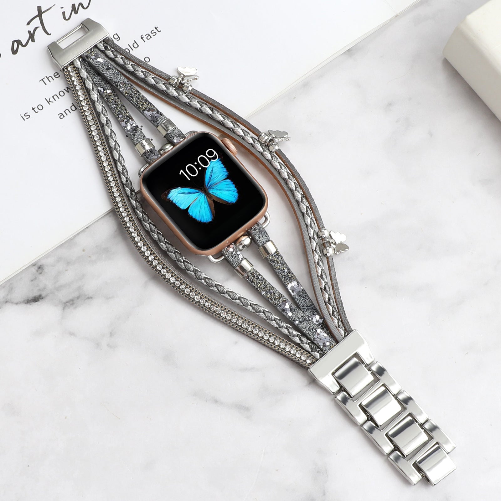 Bracelet Apple Watch en cuir gris multi-rangs avec strass brillants et fermoir boucle argenté.
