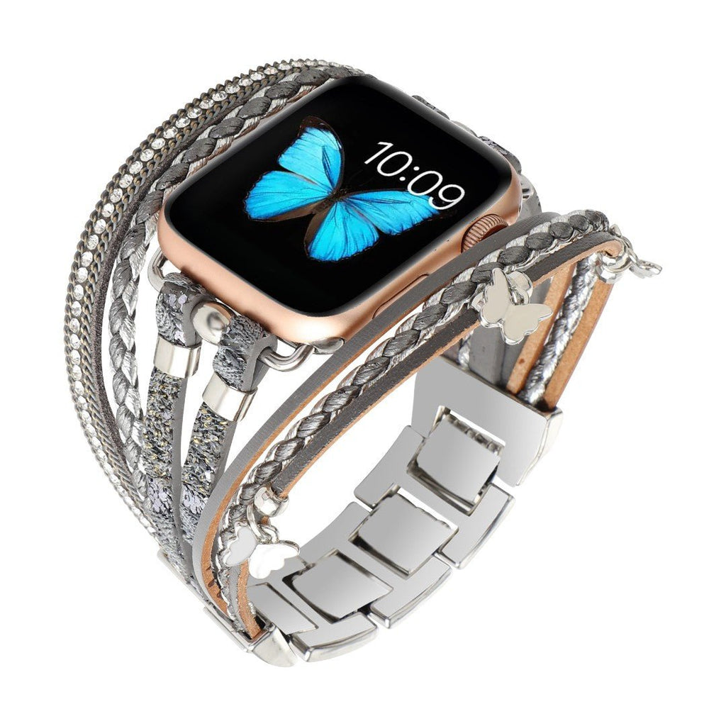 Bracelet Apple Watch multi-rangs en cuir gris clair avec strass brillants et fermoir boucle argenté, style papillon raffiné.