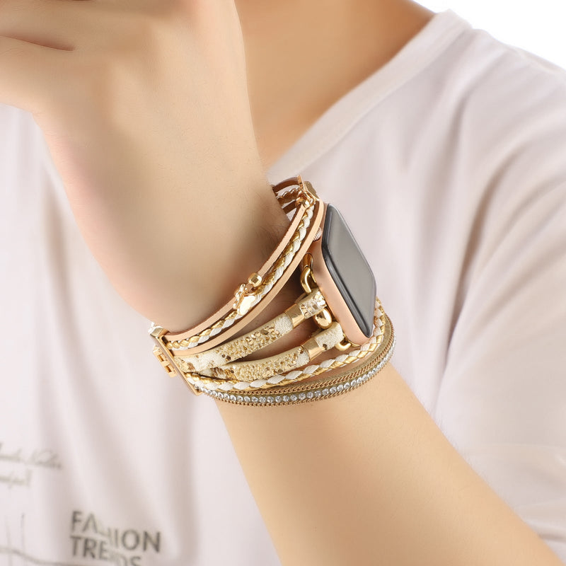 Bracelet Apple Watch en cuir beige multi-rangs avec strass brillants et fermoir boucle doré.