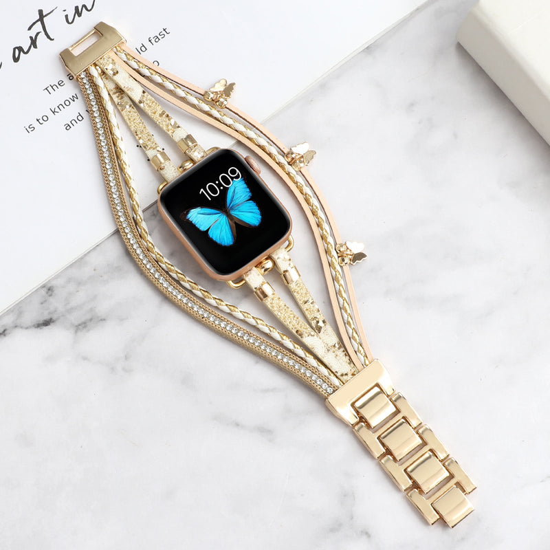 Bracelet Apple Watch en cuir doré multi-rangs avec strass scintillants et fermoir boucle papillon élégant.