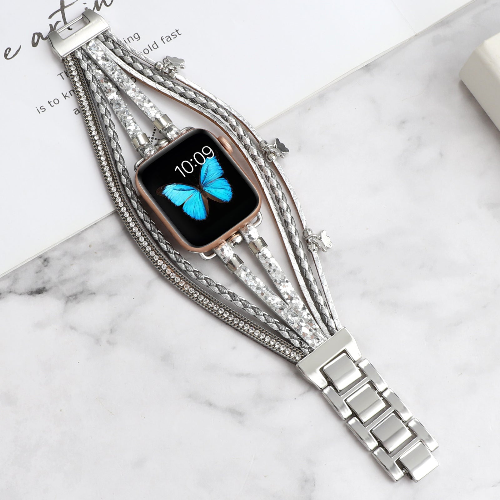 Bracelet Apple Watch en cuir blanc multi-rangs avec strass brillants et fermoir boucle argenté.