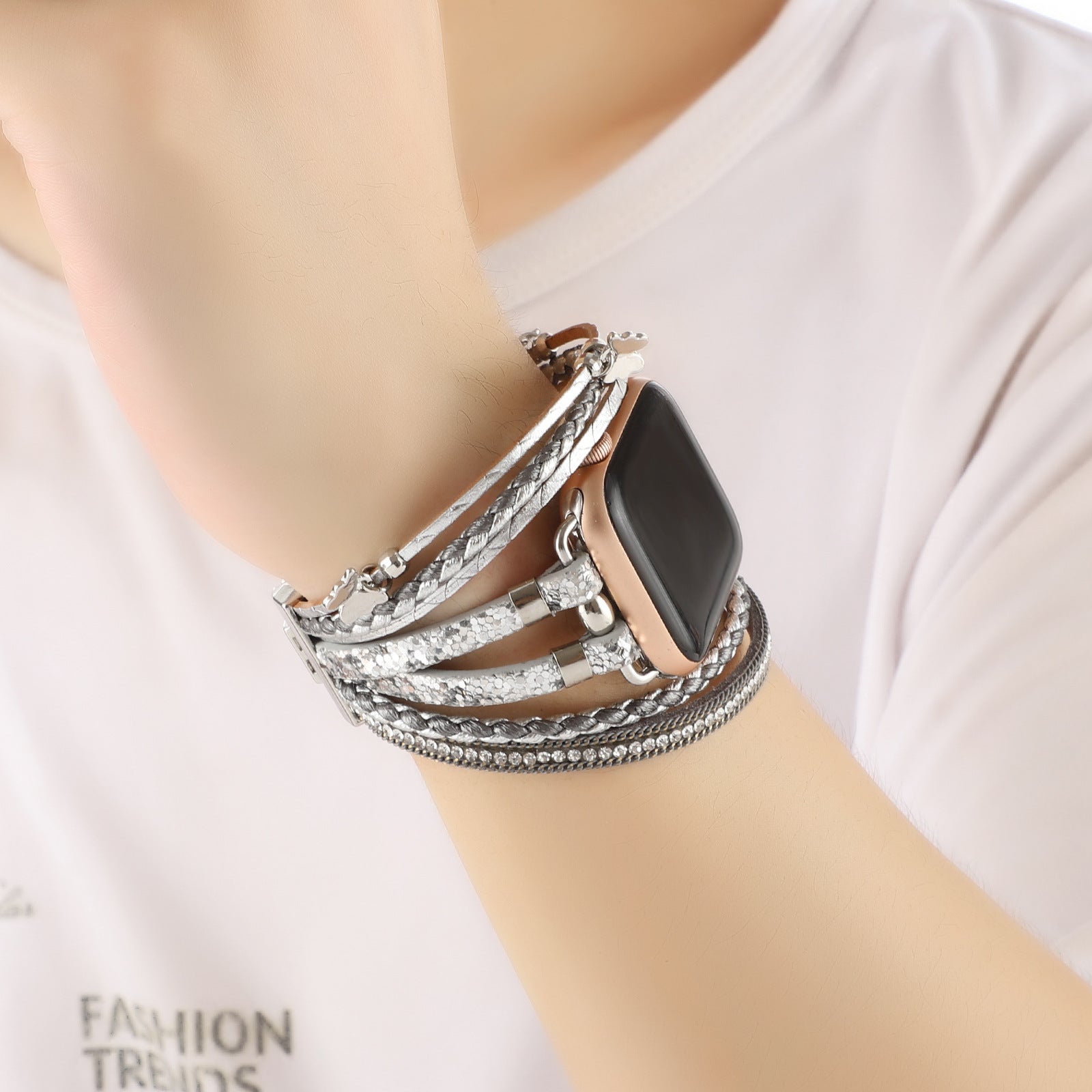 Bracelet Apple Watch multi-rangs en cuir gris orné de strass brillants et fermoir boucle argenté.