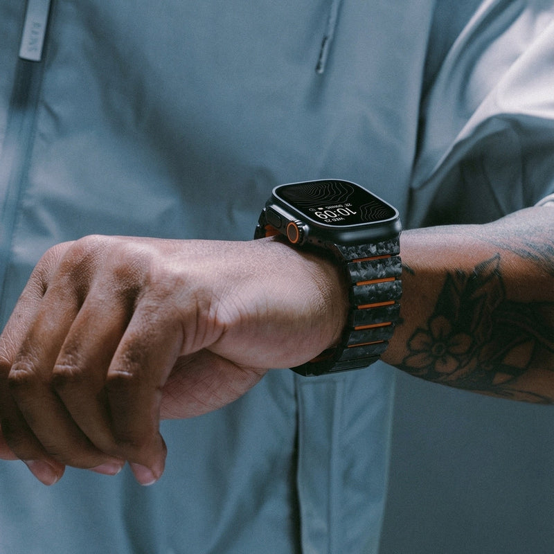 Bracciale per Apple Watch in fibra di carbonio nera e FKM, design tecnico testurizzato con chiusura magnetica di sicurezza, modello Rey