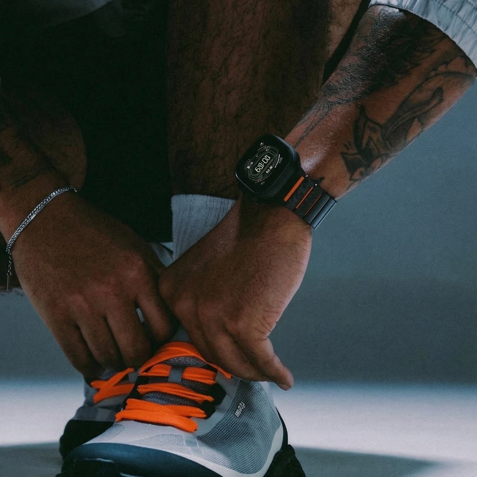 Bracciale per Apple Watch in fibra di carbonio nera e FKM, design tecnico testurizzato con chiusura magnetica di sicurezza, modello Rey