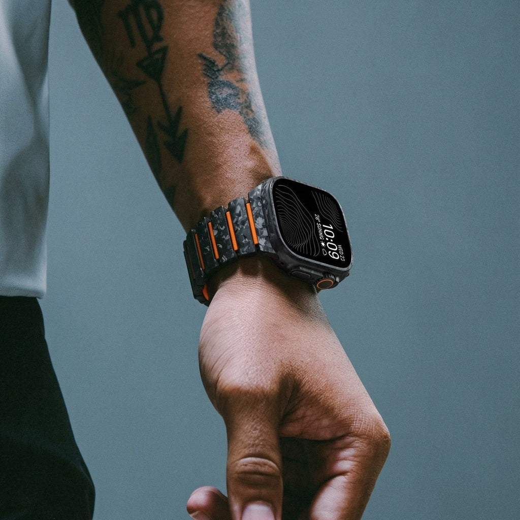 Bracciale per Apple Watch in fibra di carbonio nera e FKM, design tecnico testurizzato con chiusura magnetica di sicurezza, modello Rey