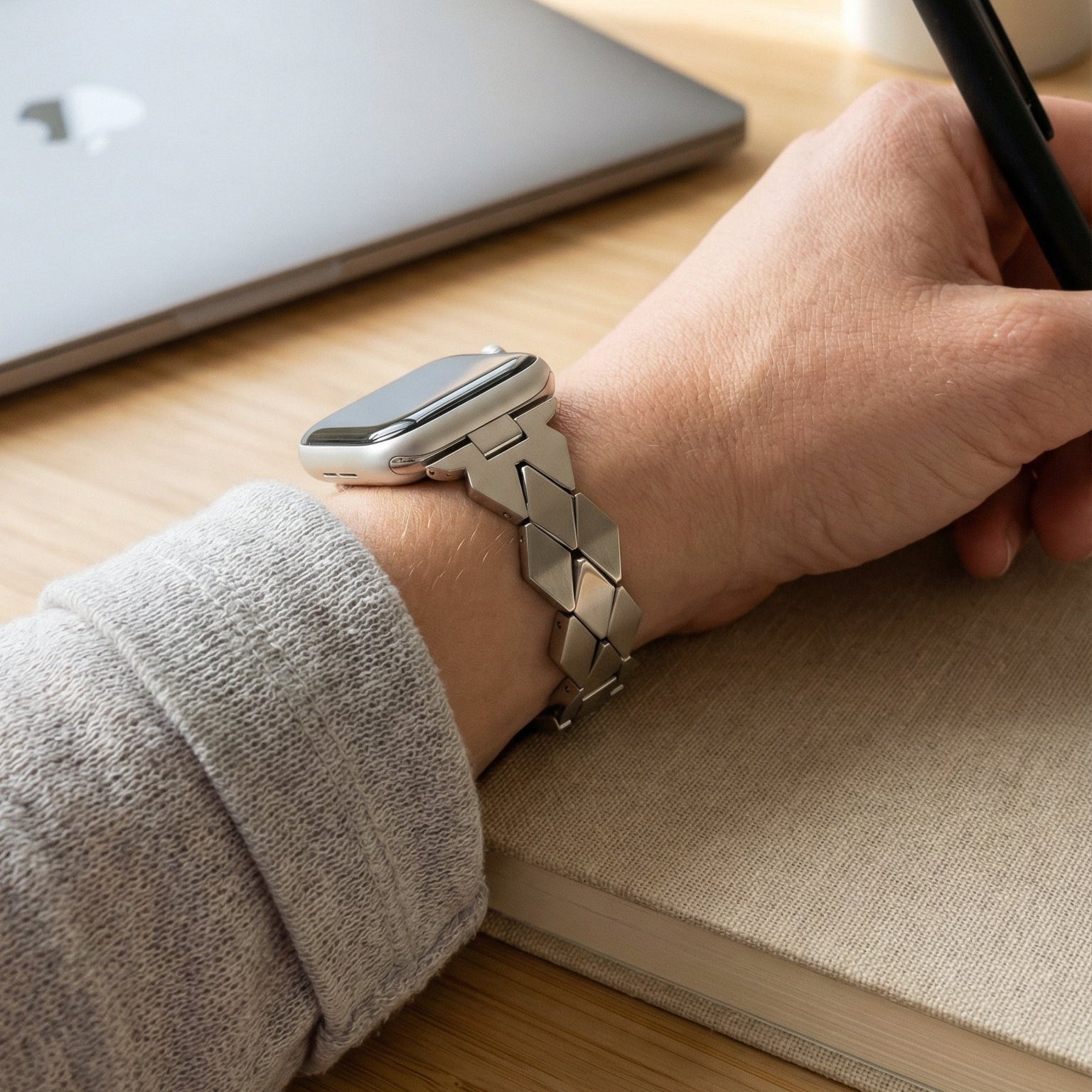 Armband für Apple Watch aus Metall, elegante kantige Glieder, unsichtbarer Sicherheitsverschluss, hochwertige Verarbeitung, Modell Angla