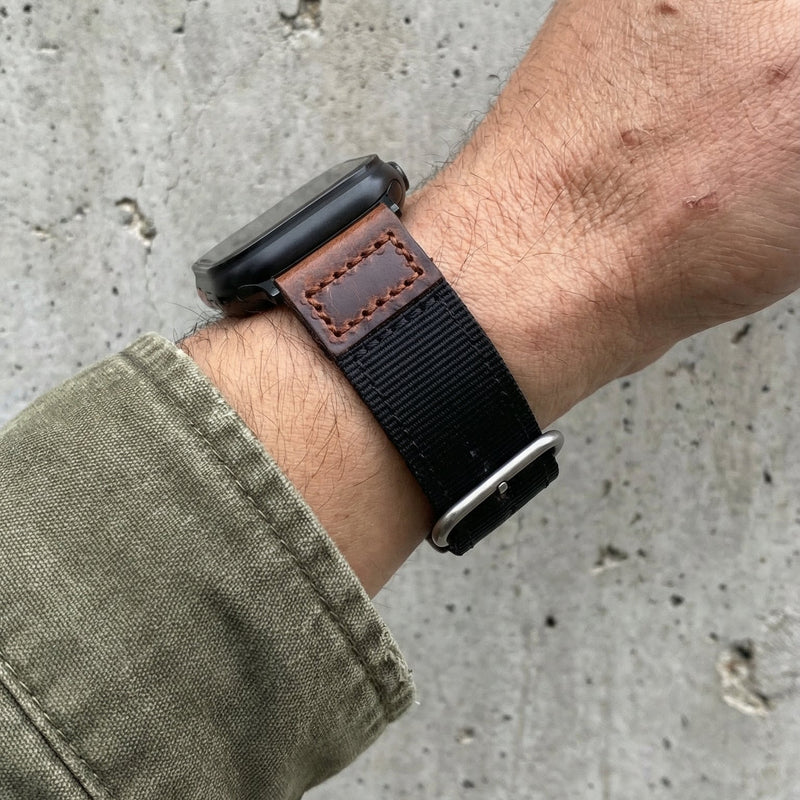 Tykt nylonarmbånd til Apple Watch med læderindsatser, behagelig pasform og markant udtryk, model Josua