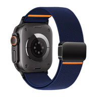 Bracelet pour Apple Watch en nylon bleu marine avec fermeture magnétique noire et détails orange.