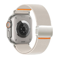 Bracelet Apple Watch en nylon beige avec fermeture magnétique invisible et détail orange sur le bord.