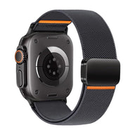 Bracelet Apple Watch en nylon noir avec boucle magnétique invisible et détail orange ergonomique.