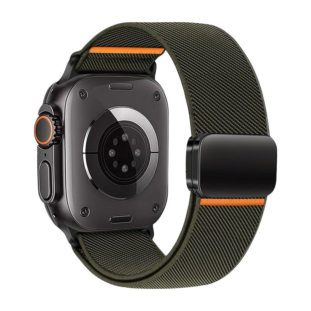 Bracelet Apple Watch en nylon vert olive avec fermeture magnétique noire et détail orange subtil.