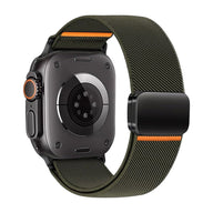 Bracelet Apple Watch en nylon vert olive avec fermeture magnétique noire et détail orange subtil.