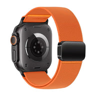 Bracelet Apple Watch en nylon orange vif avec fermeture magnétique noire profilée et design ergonomique.