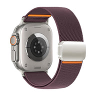 Bracelet Apple Watch en nylon violet foncé avec bordure orange, fermeture magnétique argentée ergonomique.