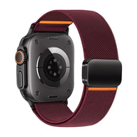 Bracelet Apple Watch en nylon bordeaux à maille fine avec fermeture magnétique noire et détail orange.