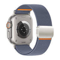 Bracelet Apple Watch en nylon bleu gris avec fermeture magnétique argentée et accent orange près de la boucle.