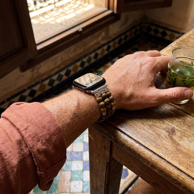 Bracciale per Apple Watch in perle di legno, con connettori argentati incisi, stile etnico chic, elastico, modello Woody