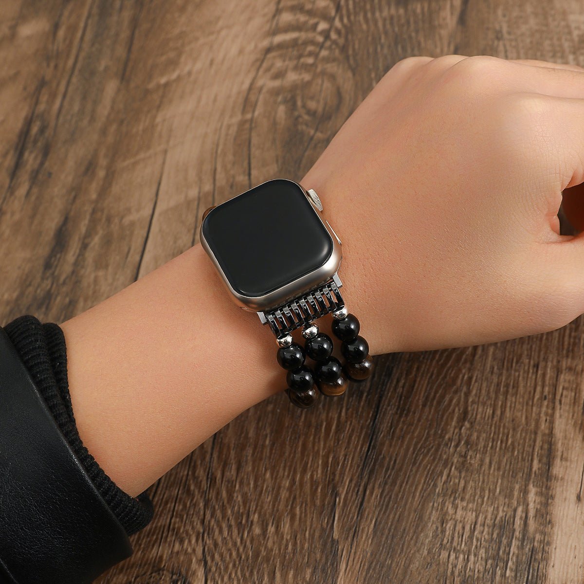 Armbånd til Apple Watch i natursten, tigerøje og sort onyx, perlearmbånd med tre rækker og elastik, model Pedri