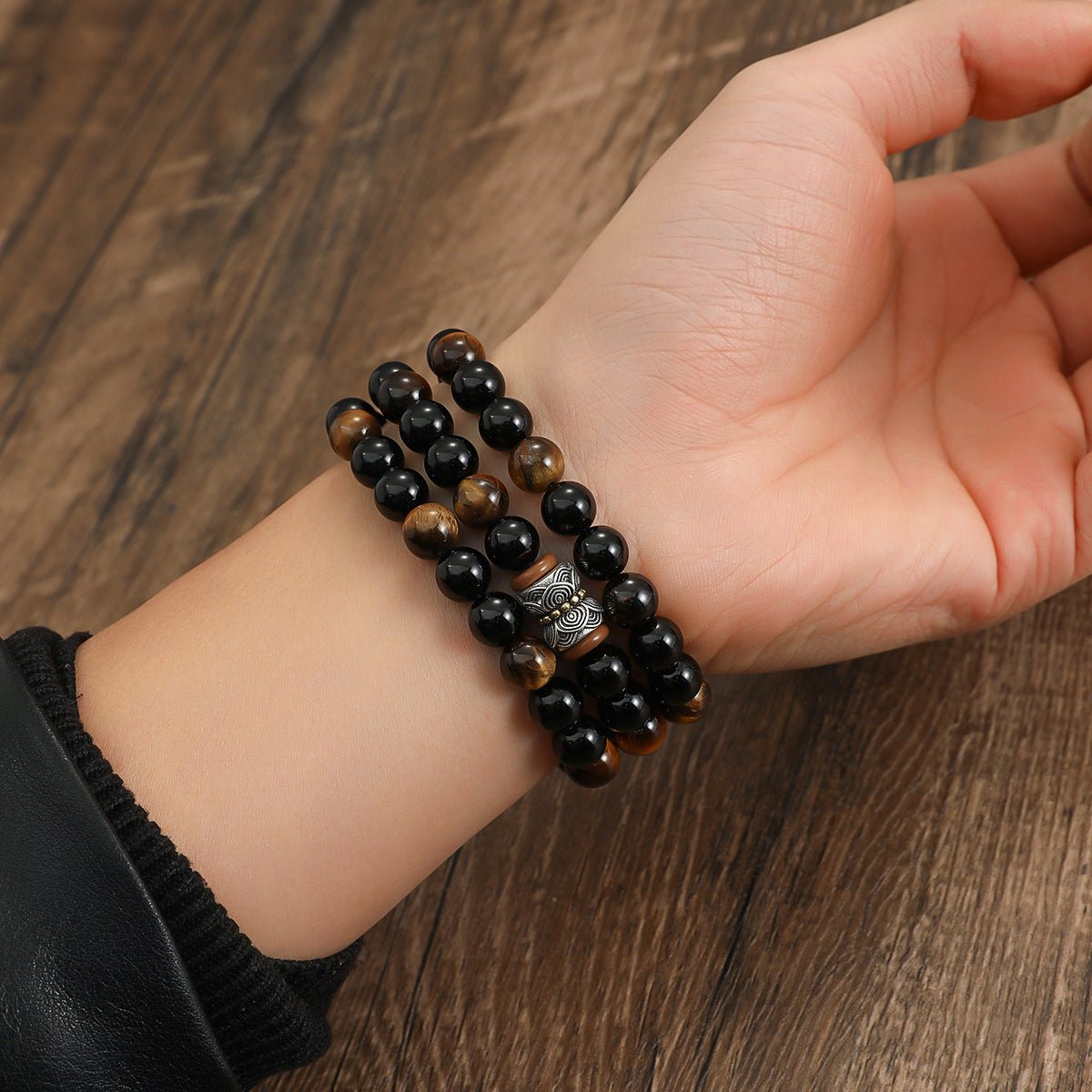 Armbånd til Apple Watch i natursten, tigerøje og sort onyx, perlearmbånd med tre rækker og elastik, model Pedri