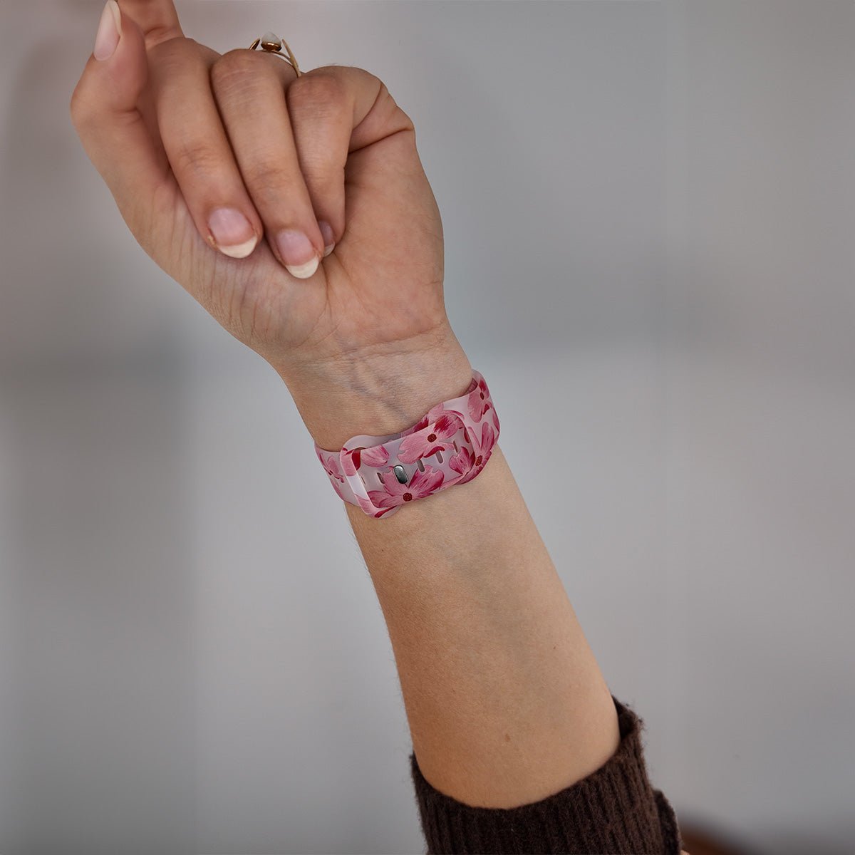 Bracelet Apple Watch en silicone rose à motifs floraux, style féminin et élégant, modèle Saroa.