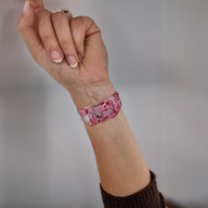 Bracelet Apple Watch en silicone rose à motifs floraux, style féminin et élégant, modèle Saroa.