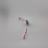 Bracelet Apple Watch en silicone blanc avec motifs rouges floraux, design fin et féminin.