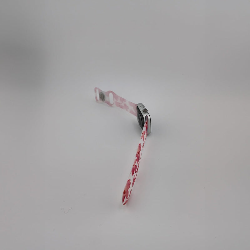 Bracelet Apple Watch en silicone blanc avec motifs rouges floraux, design fin et féminin.