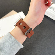 Bracelet Apple Watch en silicone marron perforé avec fermoir en acier inoxydable, style respirant et dynamique.