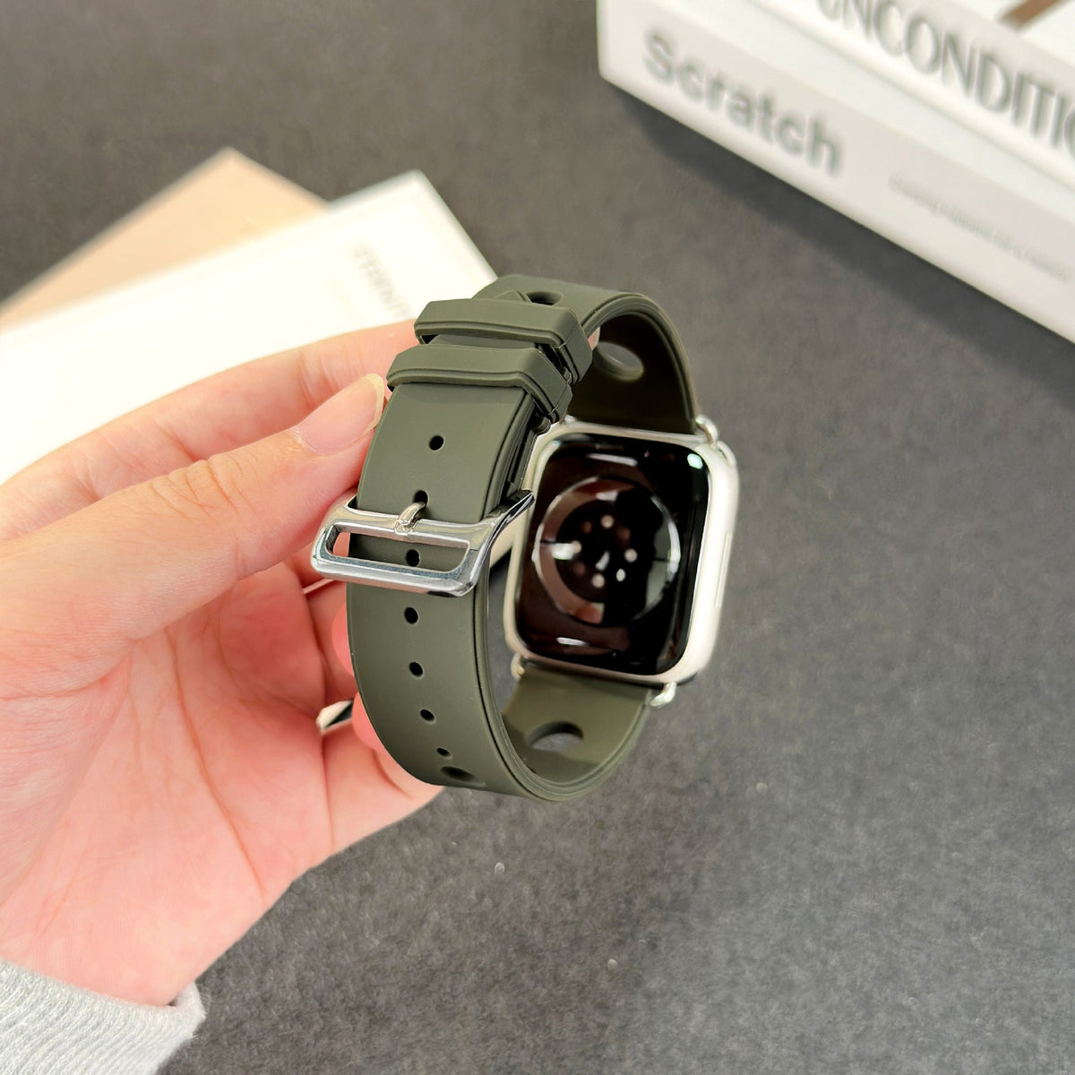 Bracelet Apple Watch silicone vert kaki perforé avec fermoir en acier inoxydable brillant.