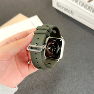 Bracelet Apple Watch silicone vert kaki perforé avec fermoir en acier inoxydable brillant.