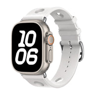 Bracelet Apple Watch blanc en silicone perforé avec fermoir en acier inoxydable, style respirant et dynamique.
