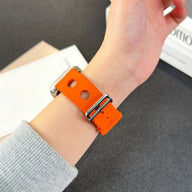 Bracelet orange en silicone perforé pour Apple Watch avec fermoir en acier inoxydable brillant.