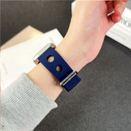 Bracelet Apple Watch bleu marine en silicone perforé avec fermoir en acier inoxydable, style sportif et respirant.