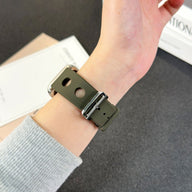 Bracelet Apple Watch vert olive en silicone perforé avec fermoir en acier inoxydable brillant.