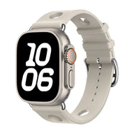 Bracelet Apple Watch en silicone beige clair perforé, fermoir acier inox poli, design respirant et flexible.