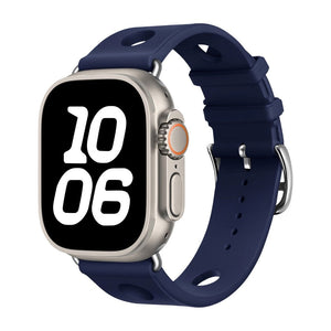 Bracelet Apple Watch bleu marine en silicone perforé, fermoir acier inoxydable, design respirant et sportif.