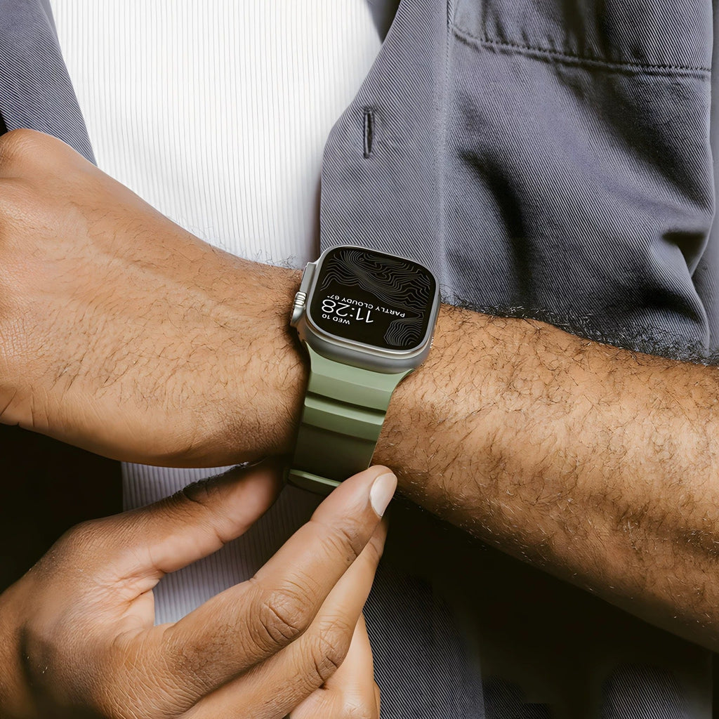 Bracelet Apple Watch en silicone vert kaki avec boucle solide et design moderne, compatible 44-49 mm.