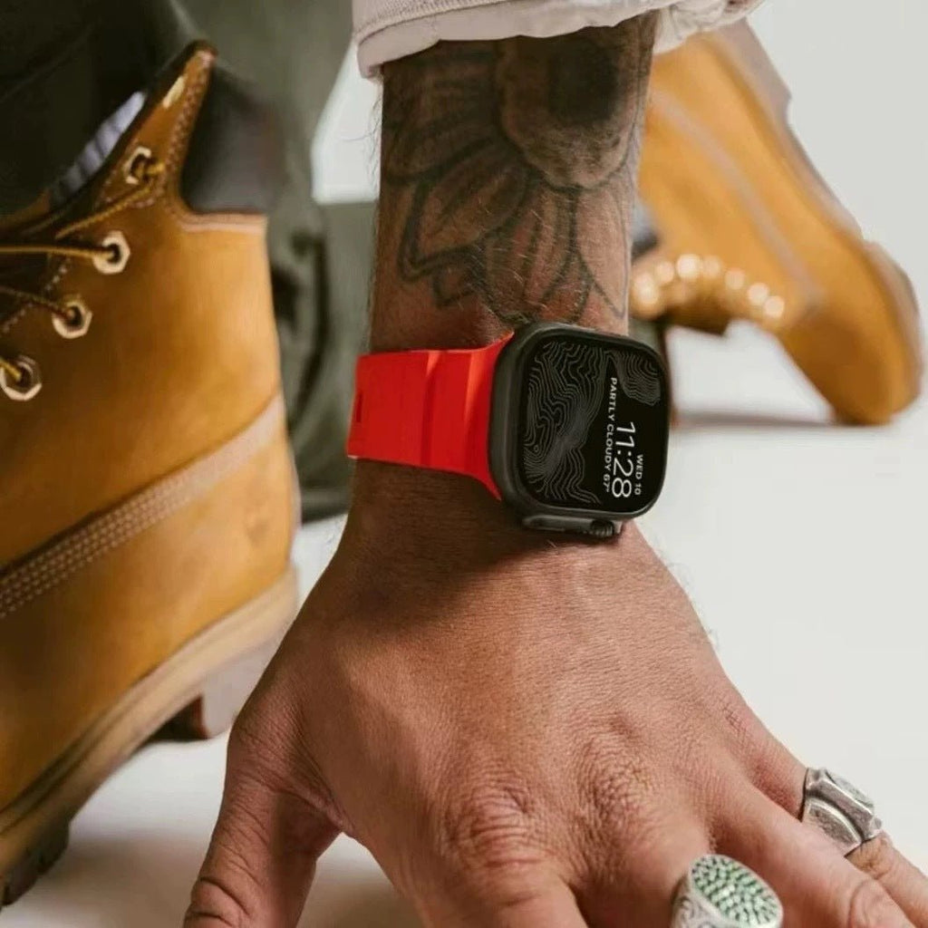 Bracelet Apple Watch en silicone rouge renforcé avec boucle noire mate, style moderne et robuste.
