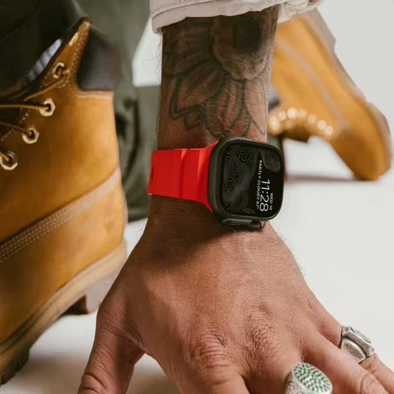 Bracelet Apple Watch en silicone rouge renforcé avec boucle noire mate, style moderne et robuste.