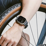 Bracelet Apple Watch en silicone noir renforcé avec boucle solide, style moderne pour Apple Watch 44-49mm.