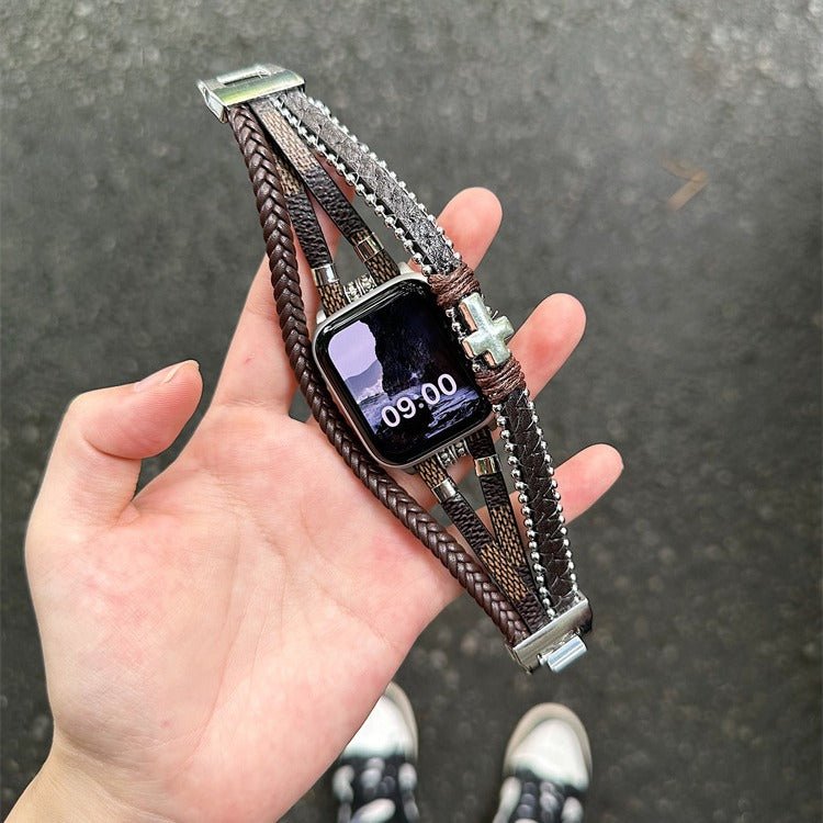 Bracelet Apple Watch tressé en simili cuir vegan marron, multi-tours, avec croix métallique argentée, design moderne et.