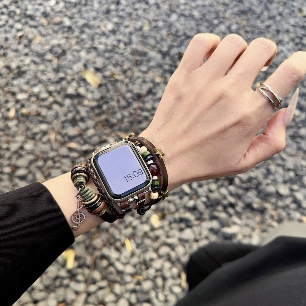 Bracelet Apple Watch tressé simili cuir marron avec perles fantaisie colorées et pendentif musical argenté, fermoir acier.