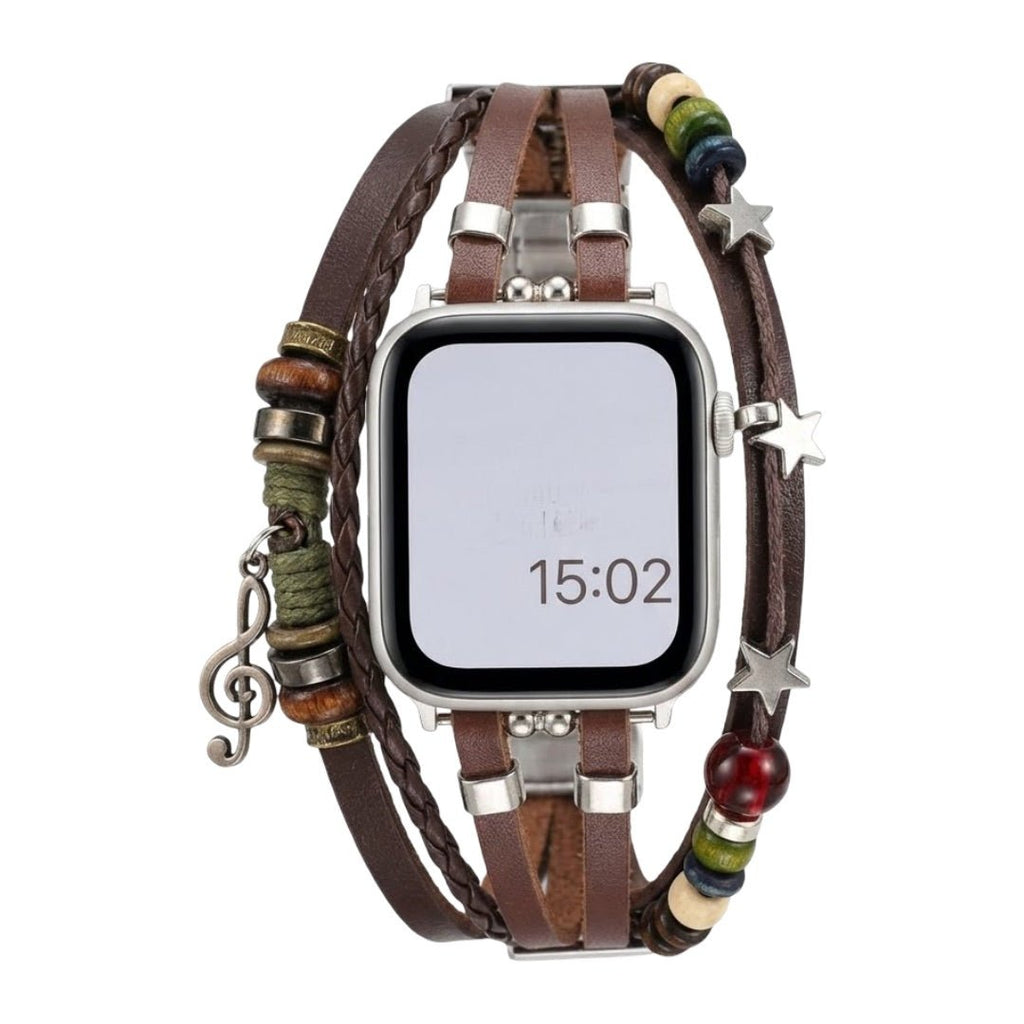 Bracelet Apple Watch boho chic en simili cuir vegan marron tressé, perles colorées et pendentif clé de sol en acier.