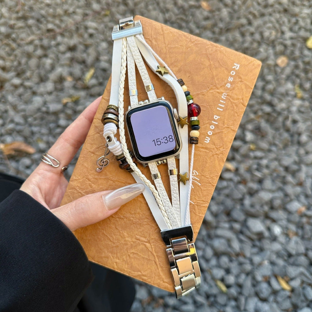 Bracelet Apple Watch en simili cuir blanc tressé avec perles colorées et pendentif note de musique, fermoir acier argenté.