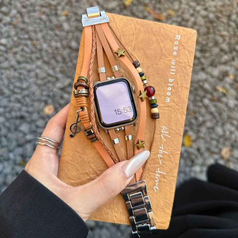 Bracelet Apple Watch en simili cuir vegan tressé caramel avec perles fantaisie dorées, noires et rouge foncé, pendentif clé.