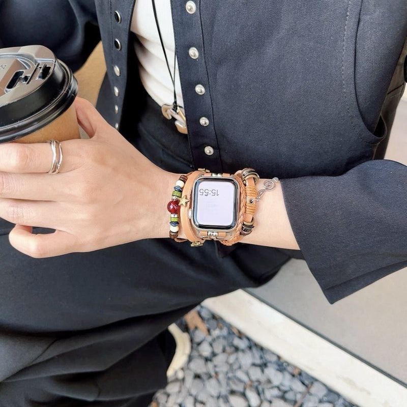 Bracelet Apple Watch tressé en simili vegan caramel, perles multicolores, pendentif musical doré, fermoir acier inoxydable.