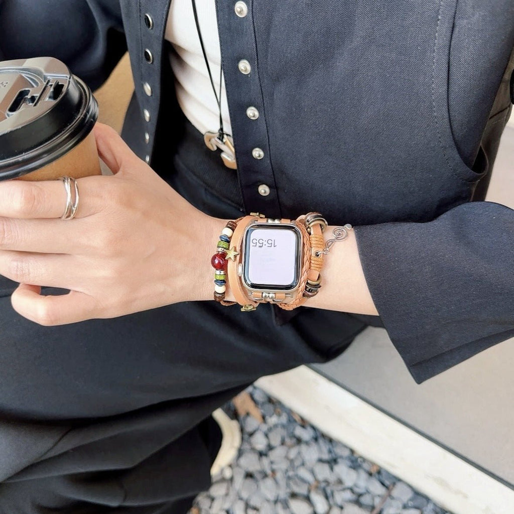 Bracelet Apple Watch tressé en simili vegan caramel, perles multicolores, pendentif musical doré, fermoir acier inoxydable.