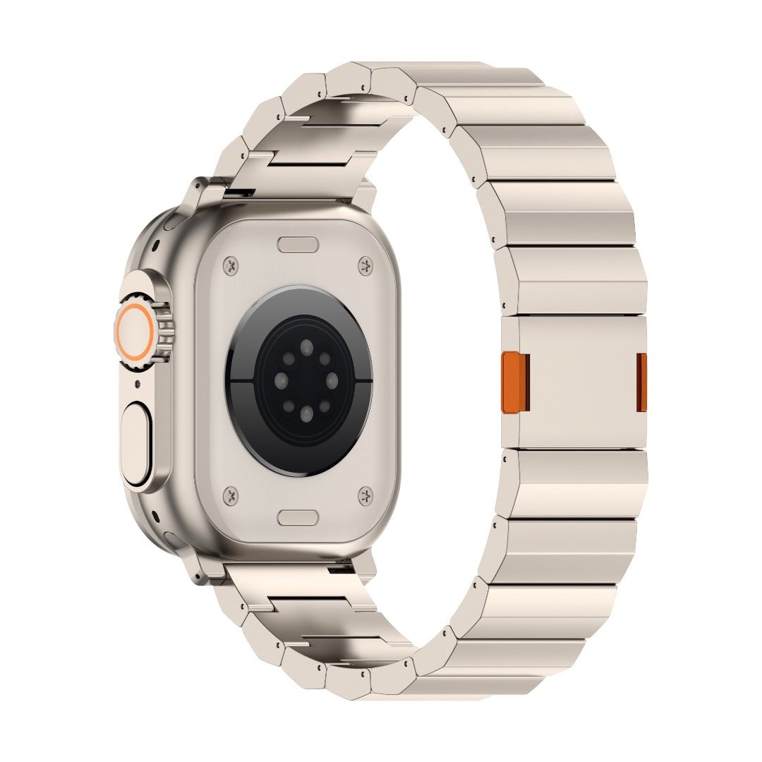 Bracelet Apple Watch en titane gris clair, maillons larges, fermoir magnétique orange, design épuré et moderne.